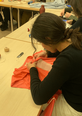 Taller de bordado palestino en la ropa en Madrid