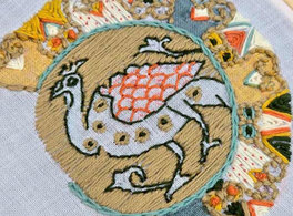 Bordados para Hawā'. Aves de la iconografía andalusí