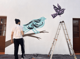 El artista Mosa One realiza una intervención mural en Casa Árabe en Córdoba 