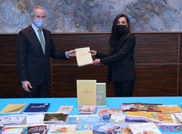 Donación de libros de la embajada de Emiratos Árabes Unidos a Casa Árabe 