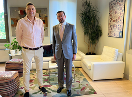 El escultor Carlos Albert visita Casa Árabe 