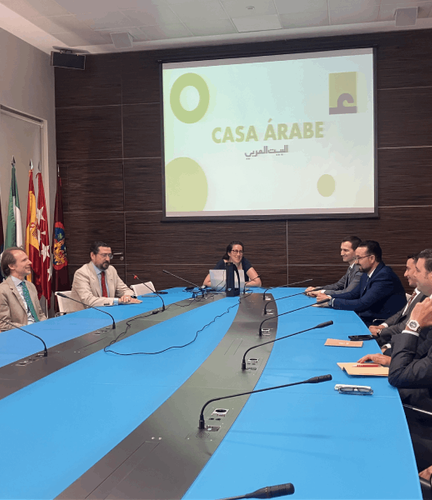 Visita de jóvenes diplomáticos marroquíes a Casa Árabe